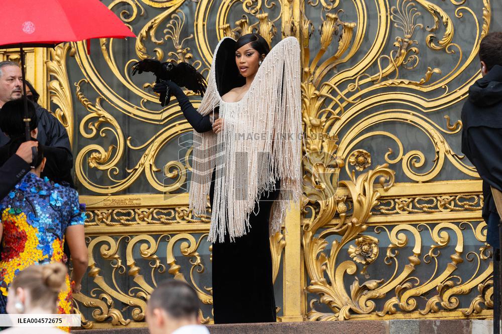 PFW Schiaparelli Outside Arrivals NB