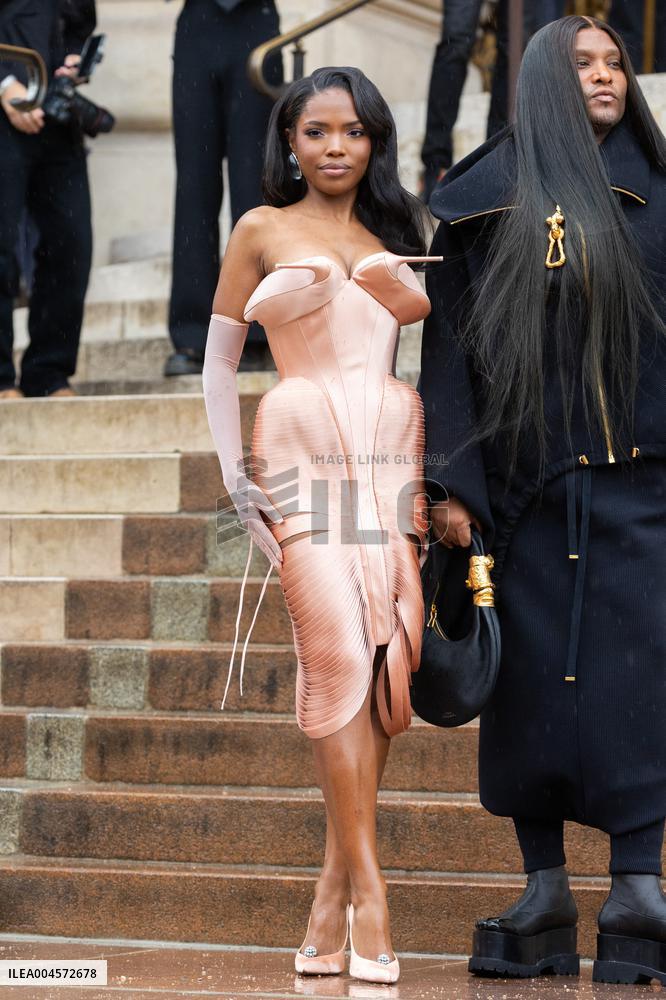 PFW Schiaparelli Outside Arrivals NB