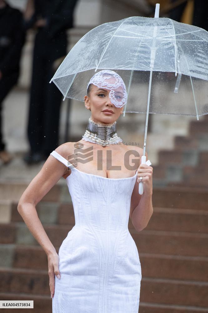 PFW Schiaparelli Arrivals AM