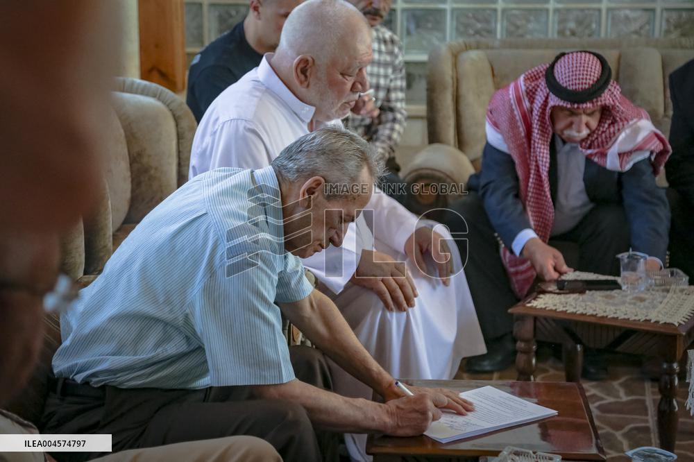 Hebron Family Disowns Relative Over Israel Ties - Palestine