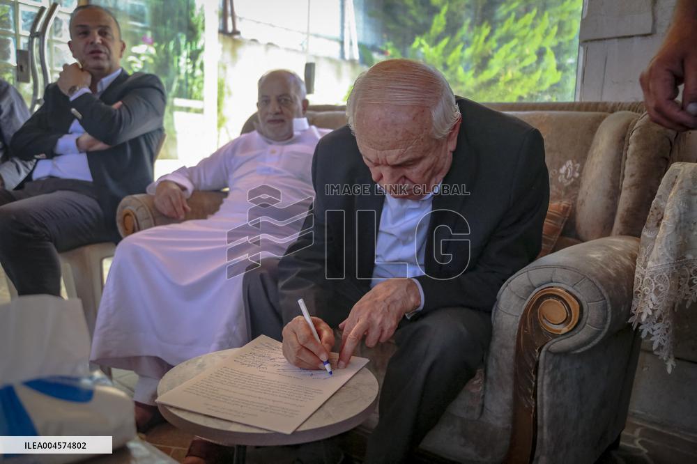 Hebron Family Disowns Relative Over Israel Ties - Palestine