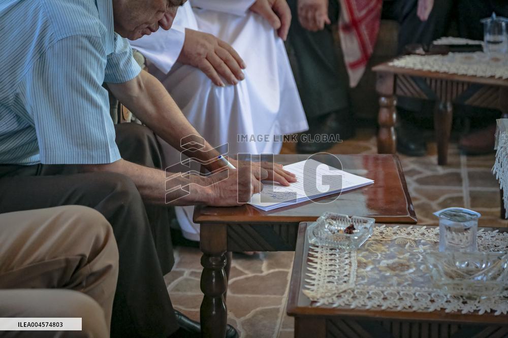 Hebron Family Disowns Relative Over Israel Ties - Palestine