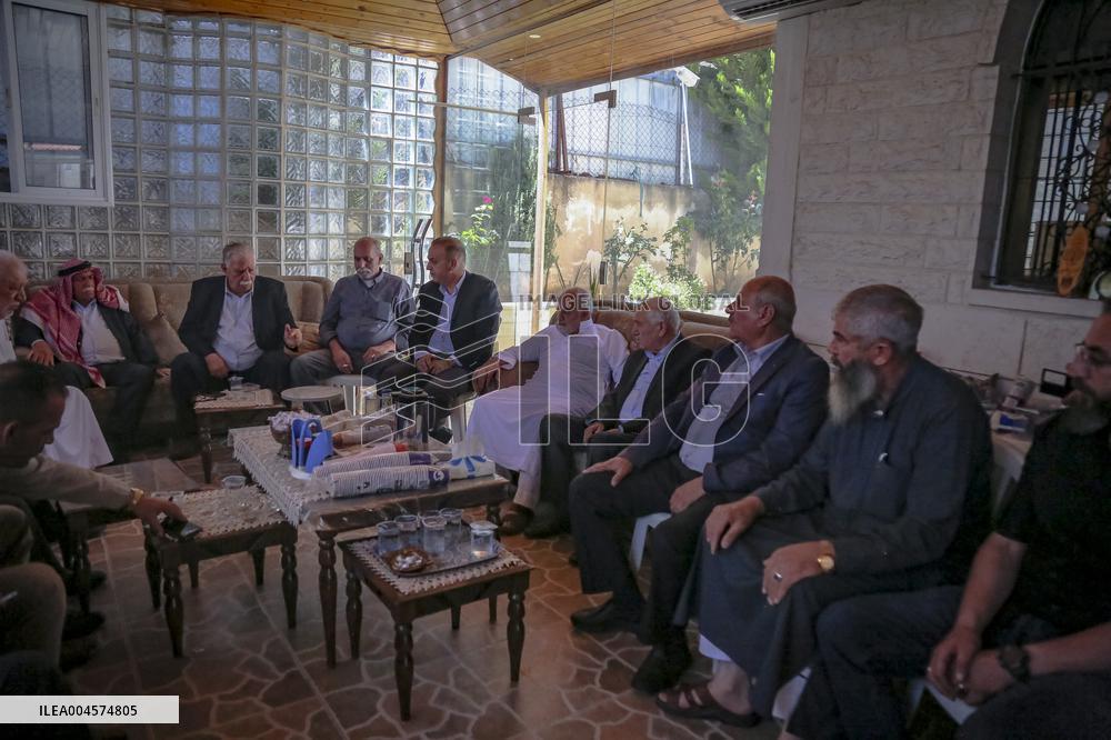 Hebron Family Disowns Relative Over Israel Ties - Palestine