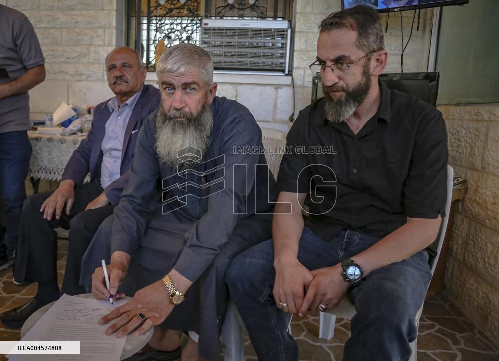 Hebron Family Disowns Relative Over Israel Ties - Palestine