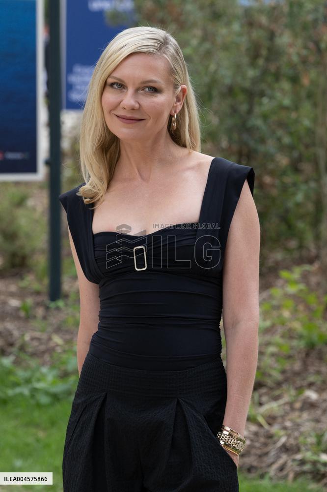 PFW - Chanel Outside Arrivals