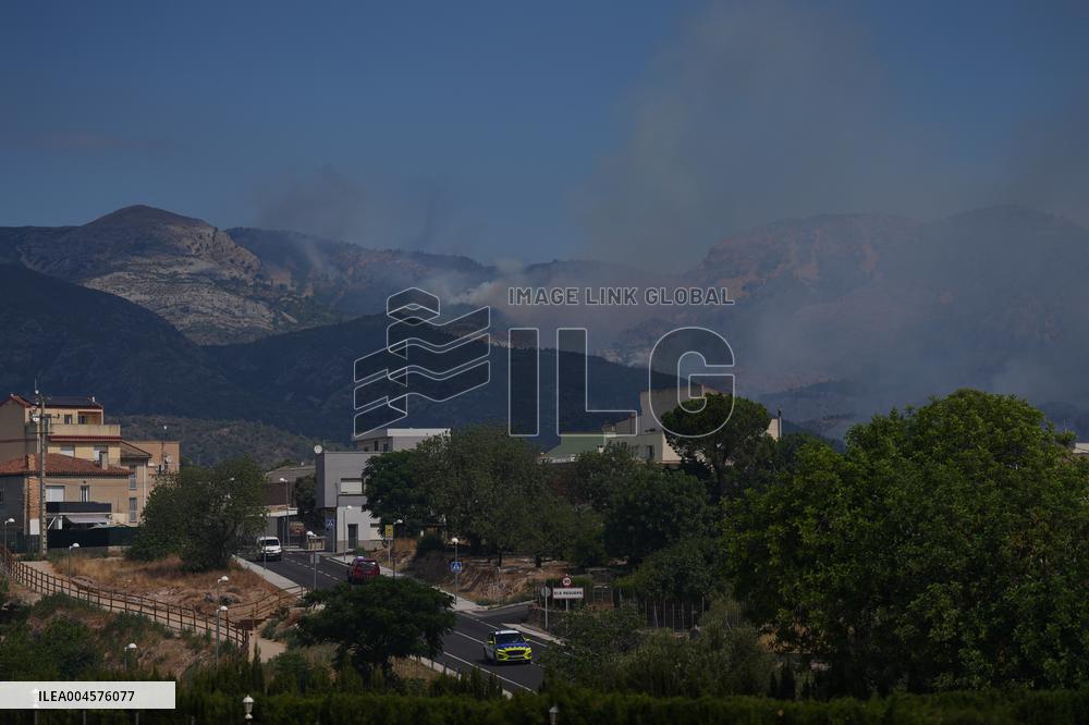 Thousands Told to Stay Home as Spain Forest Fire Rages on