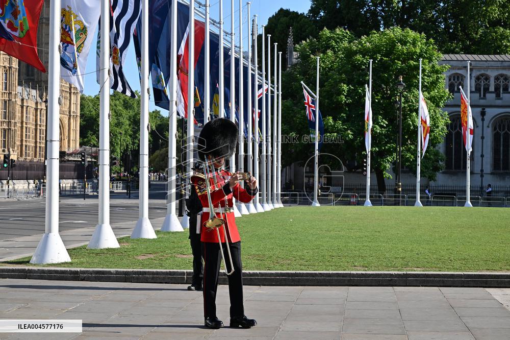 President Macron Pays Tribute to Winston Churchill - UK