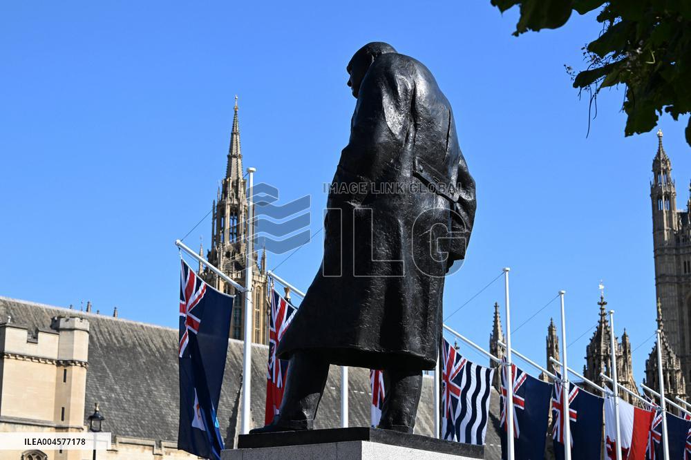 President Macron Pays Tribute to Winston Churchill - UK