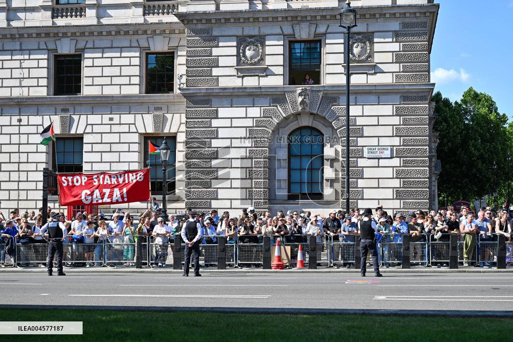 President Macron Pays Tribute to Winston Churchill - UK