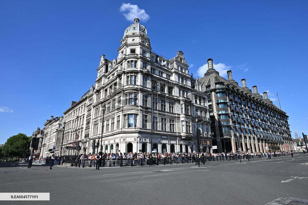 President Macron Pays Tribute to Winston Churchill - UK
