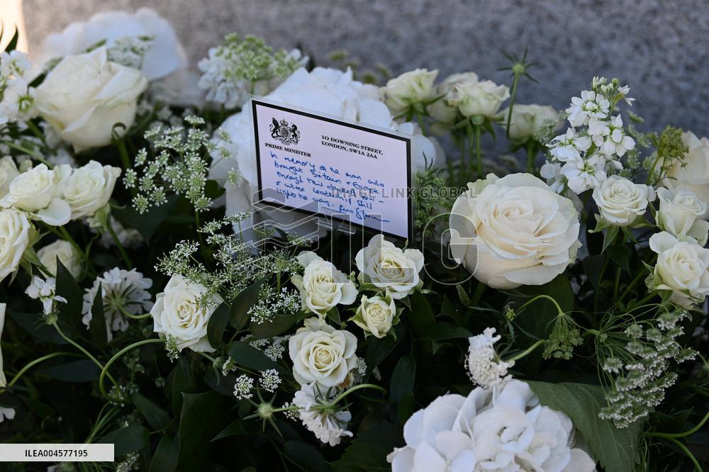 President Macron Pays Tribute to Winston Churchill - UK