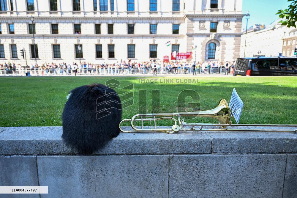 President Macron Pays Tribute to Winston Churchill - UK