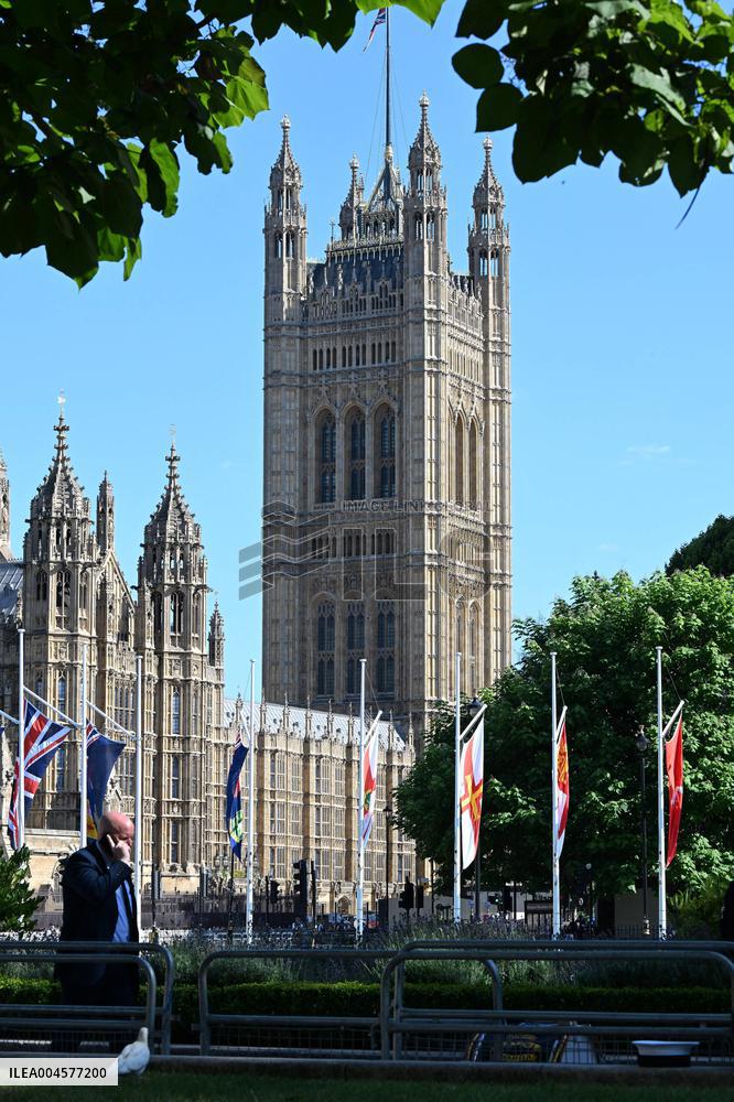 President Macron Pays Tribute to Winston Churchill - UK