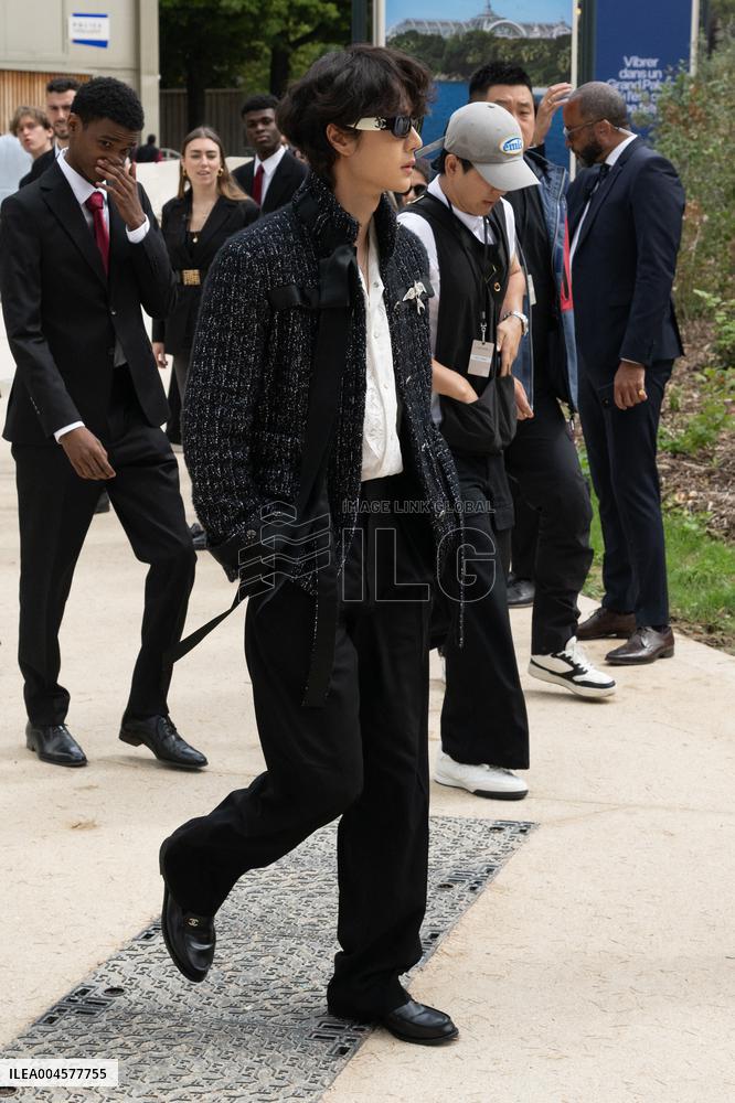 PFW - Chanel Outside Arrivals