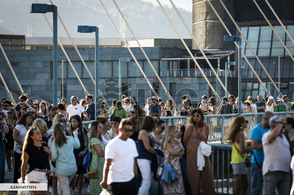 Fans At Jennifer Lopez Concert - Pontevedra