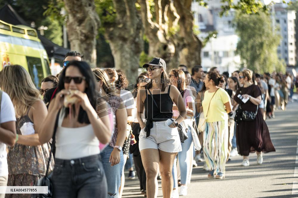 Fans At Jennifer Lopez Concert - Pontevedra