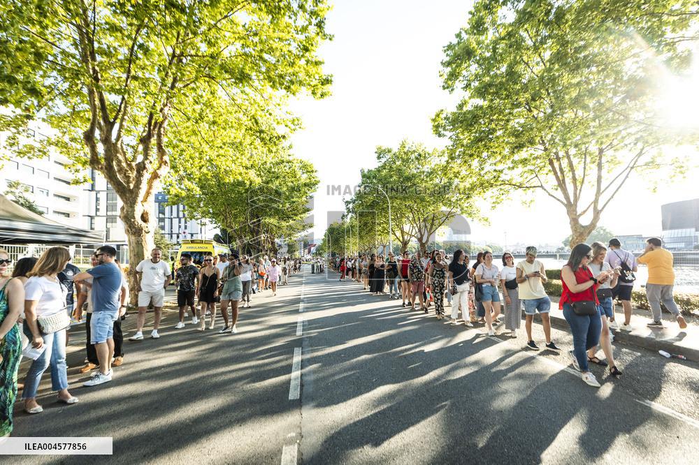 Fans At Jennifer Lopez Concert - Pontevedra