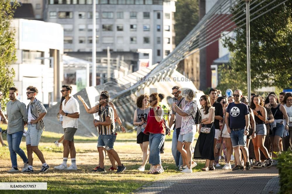 Fans At Jennifer Lopez Concert - Pontevedra