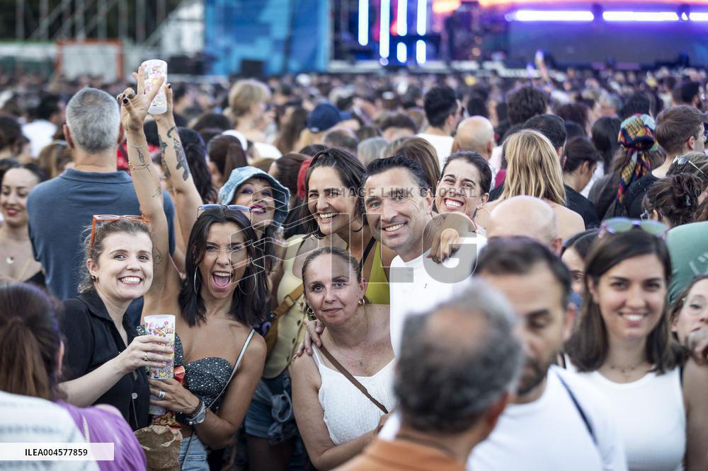 Fans At Jennifer Lopez Concert - Pontevedra