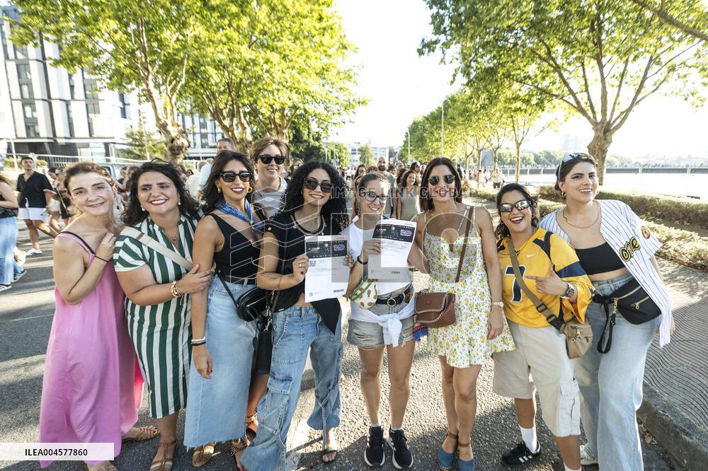 Fans At Jennifer Lopez Concert - Pontevedra