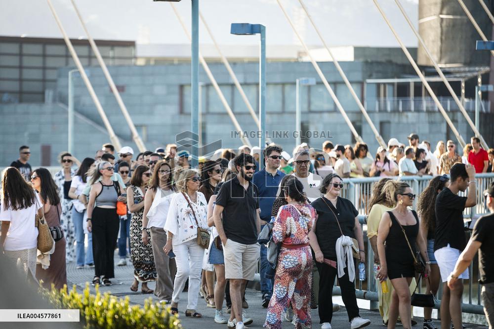 Fans At Jennifer Lopez Concert - Pontevedra