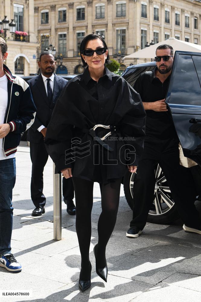 Kris Jenner Returns to the Ritz After Paris Shopping - Pari