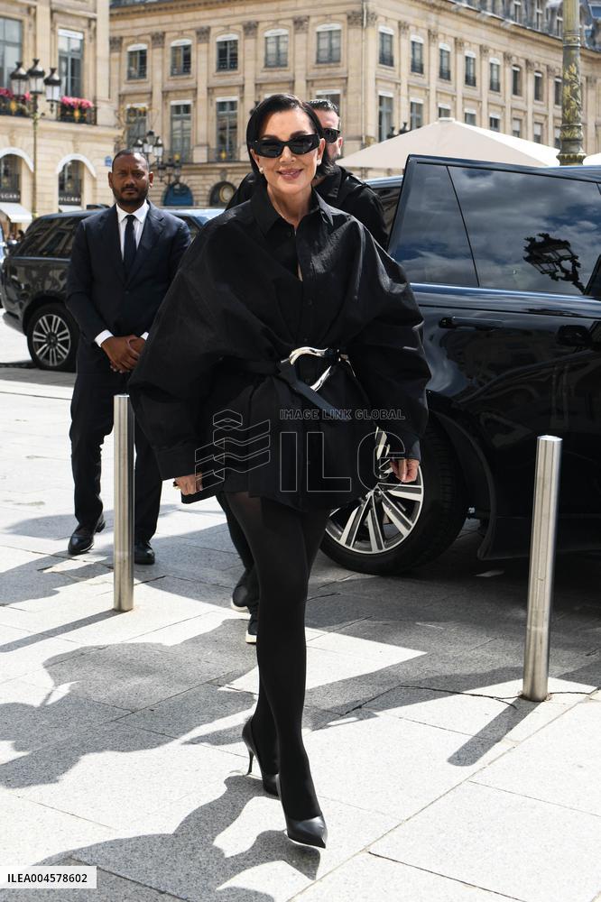 Kris Jenner Returns to the Ritz After Paris Shopping - Pari