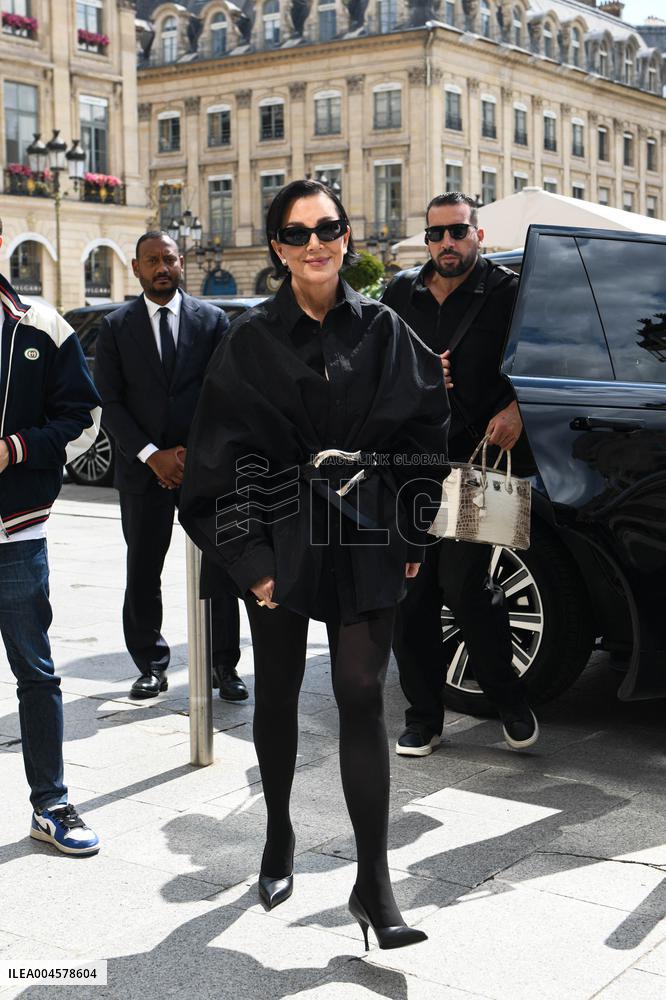 Kris Jenner Returns to the Ritz After Paris Shopping - Pari