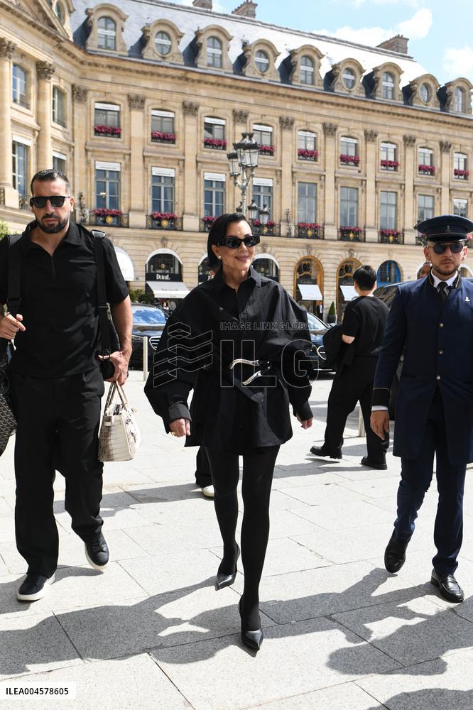 Kris Jenner Returns to the Ritz After Paris Shopping - Pari
