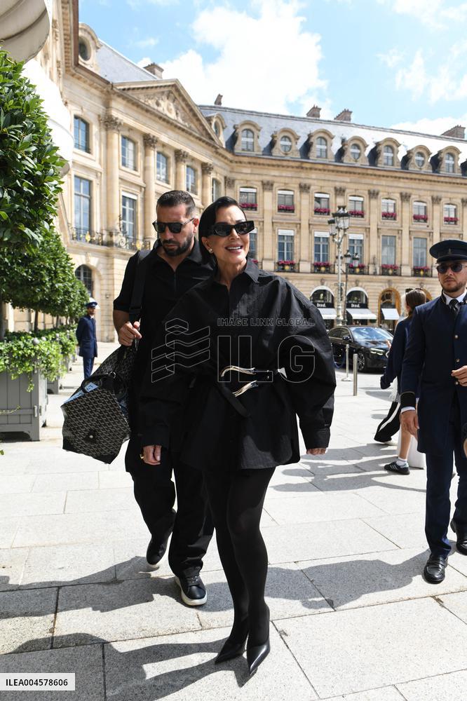 Kris Jenner Returns to the Ritz After Paris Shopping - Pari