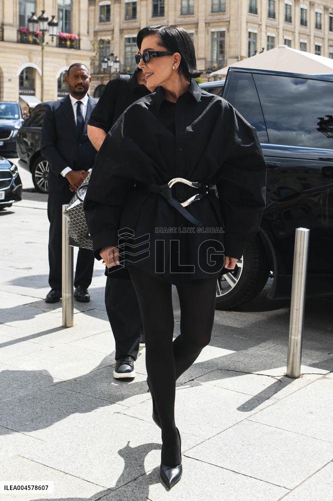 Kris Jenner Returns to the Ritz After Paris Shopping - Pari