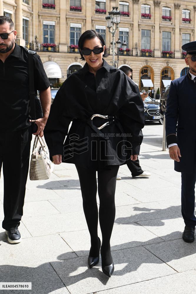 Kris Jenner Returns to the Ritz After Paris Shopping - Pari