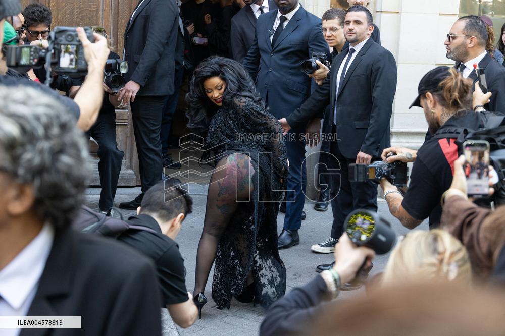 PFW Balenciaga Outside Arrivals NB