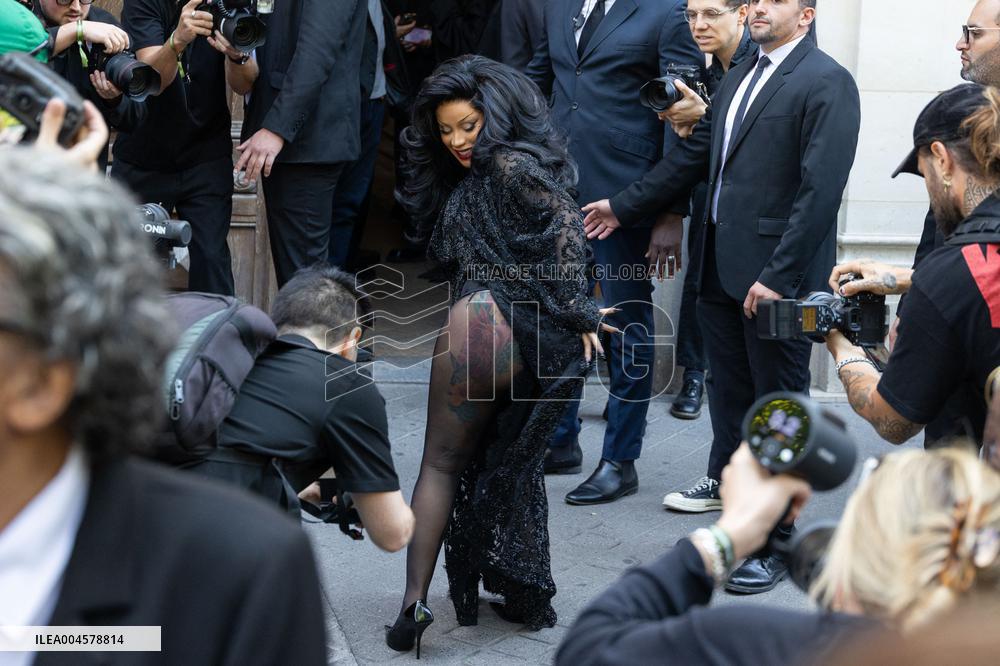 PFW Balenciaga Outside Arrivals NB