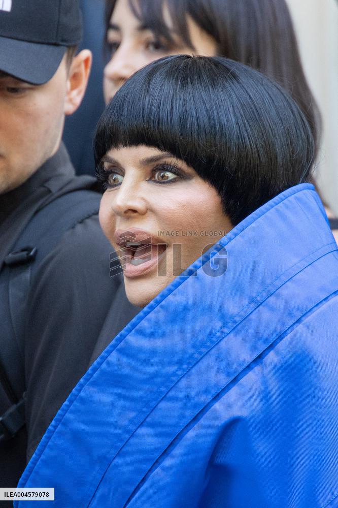 PFW Balenciaga Outside Arrivals NB