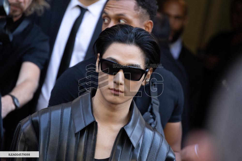 PFW Balenciaga Outside Arrivals NB