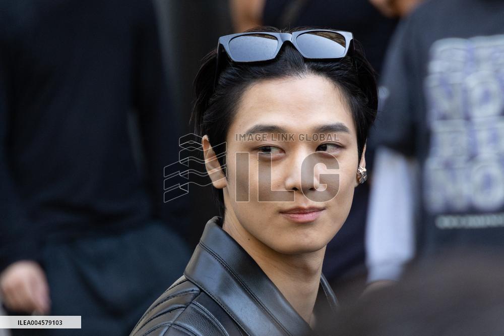 PFW Balenciaga Outside Arrivals NB