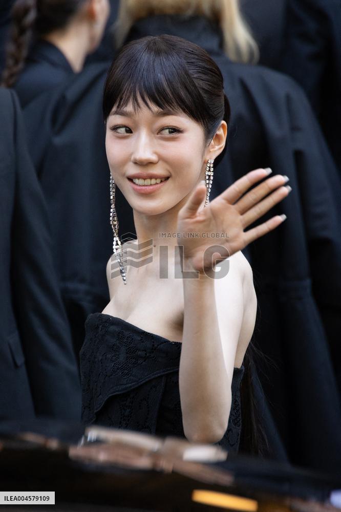 PFW Balenciaga Outside Arrivals NB