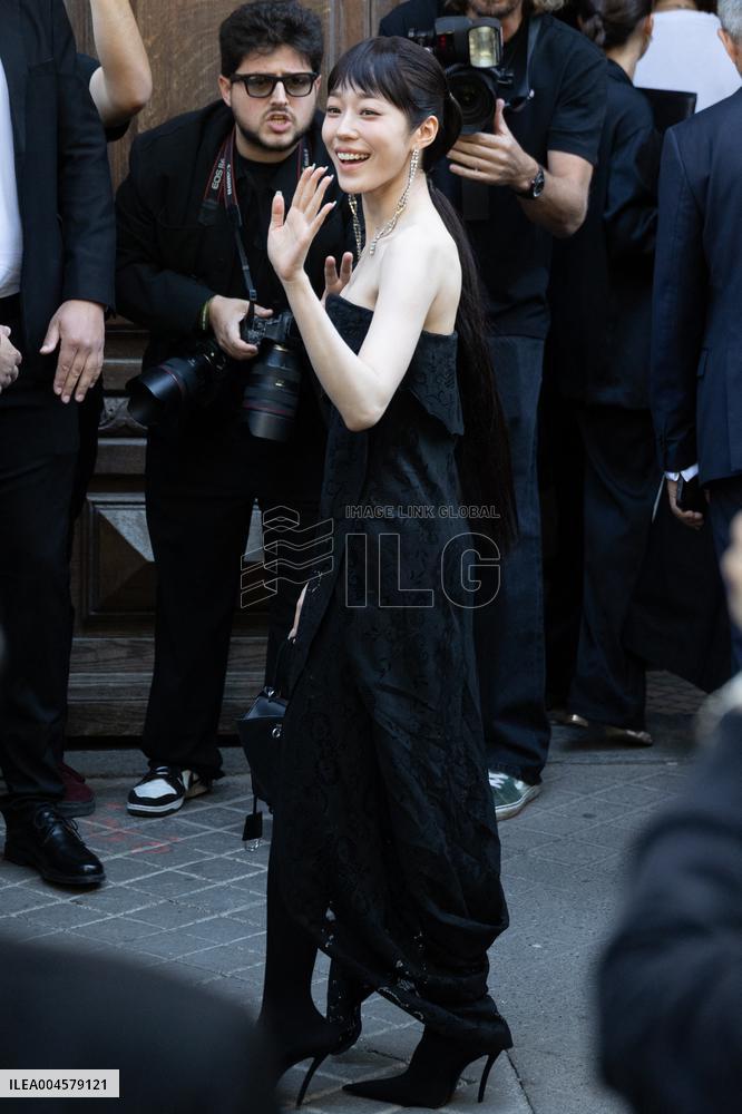 PFW Balenciaga Outside Arrivals NB