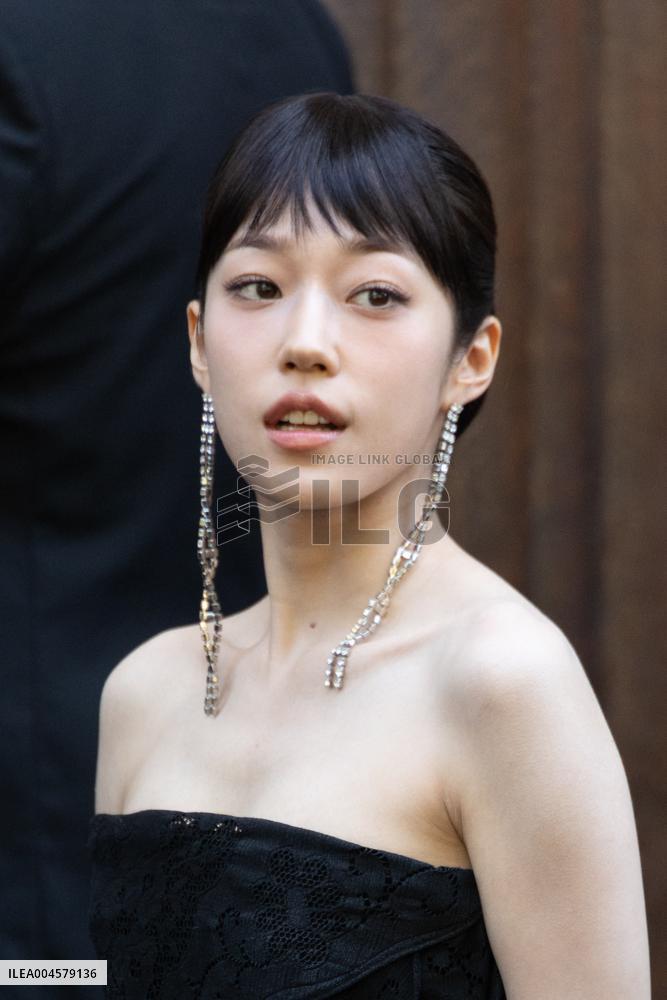 PFW Balenciaga Outside Arrivals NB