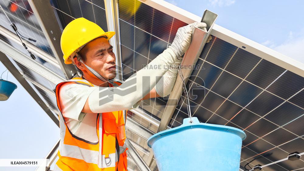 PV Construction in Xinjiang Gobi Desert