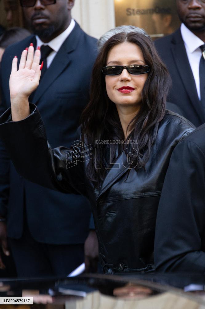 PFW Balenciaga Outside Arrivals NB