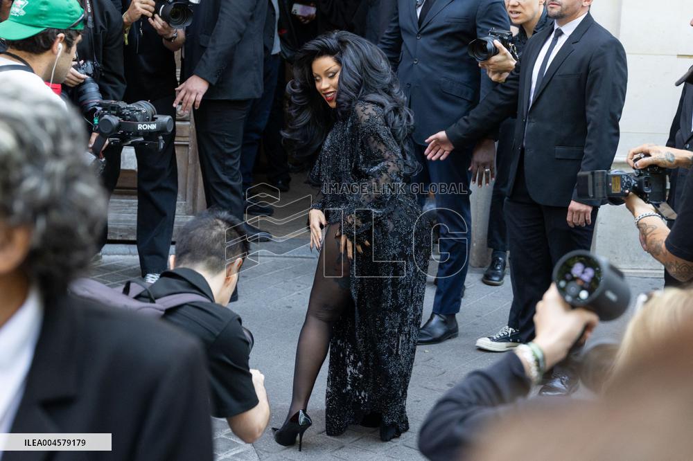 PFW Balenciaga Outside Arrivals NB