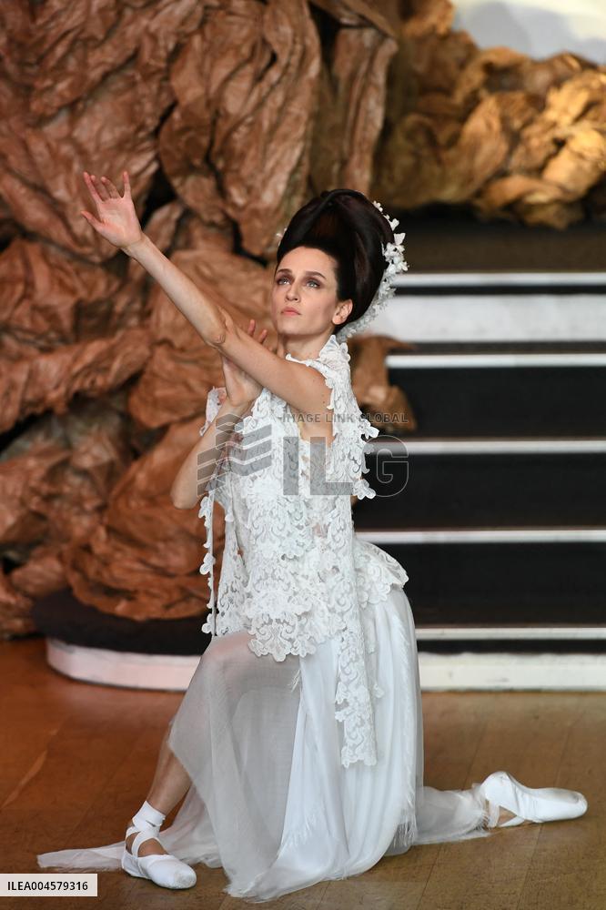 PFW - Franck Sorbier Runway in Paris FA