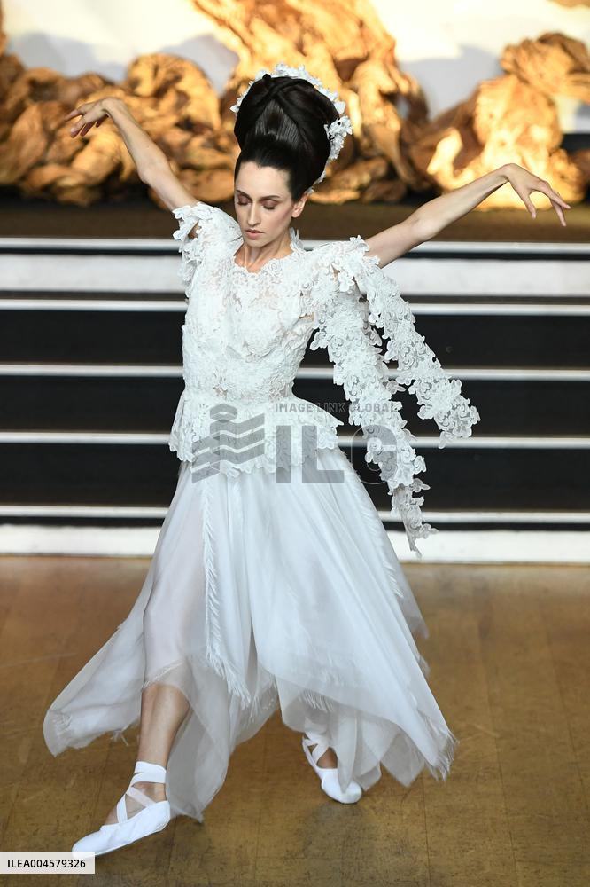 PFW - Franck Sorbier Runway in Paris FA