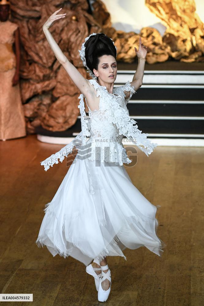 PFW - Franck Sorbier Runway in Paris FA