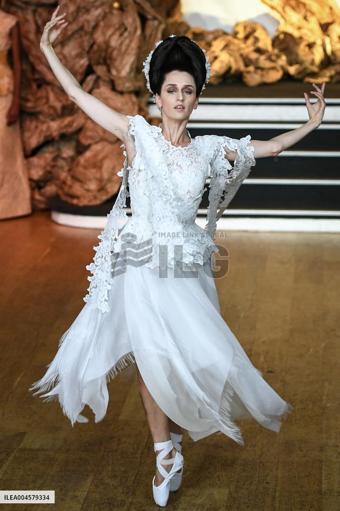 PFW - Franck Sorbier Runway in Paris FA