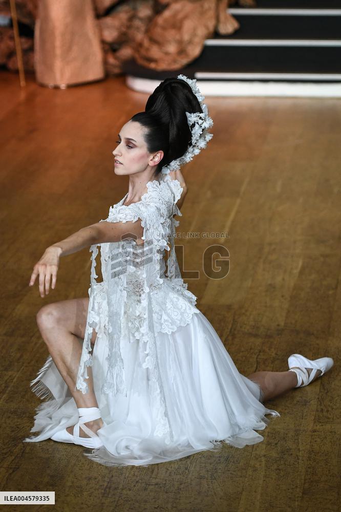 PFW - Franck Sorbier Runway in Paris FA