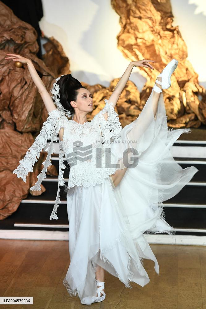 PFW - Franck Sorbier Runway in Paris FA