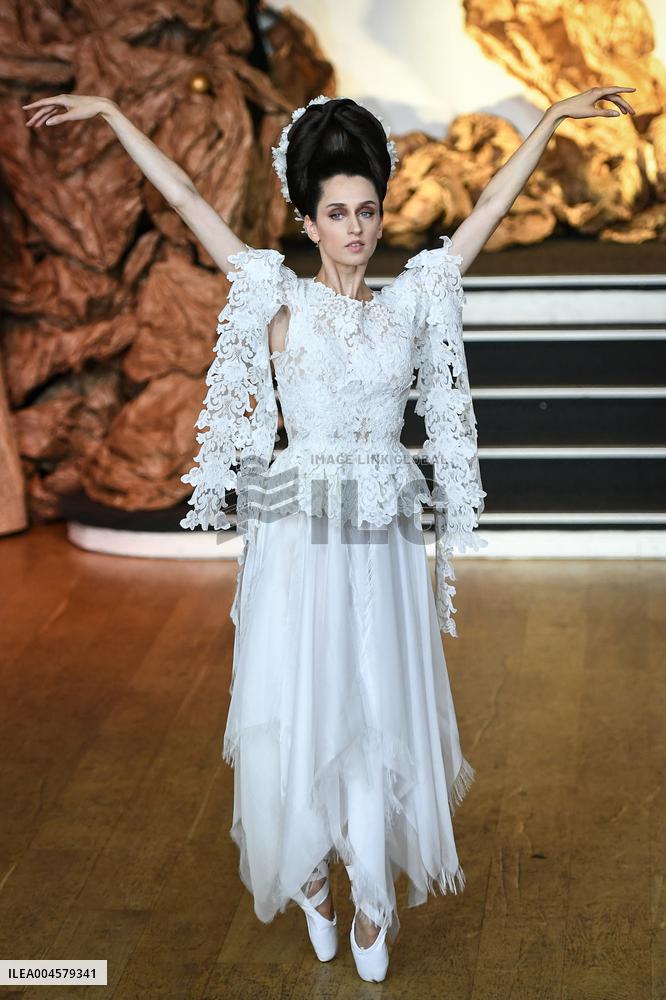 PFW - Franck Sorbier Runway in Paris FA